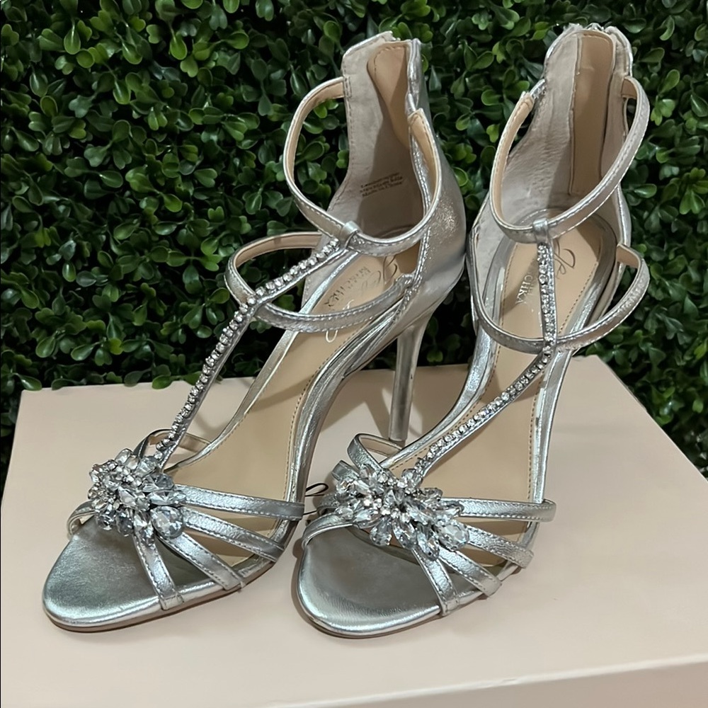 Jewel Badgley Mischka Hazel II silver embellished t-strap sandal Size 5.5